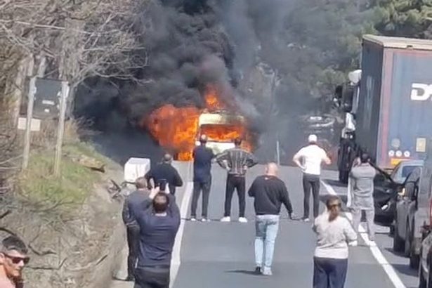 Ambulanta din judeul Bacau in flacari in timpul deplasarii pe DN 28 in judeul Iasi