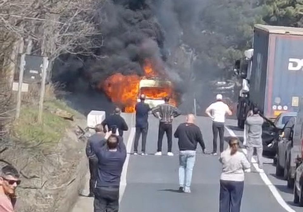 Ambulanta din judeul Bacau in flacari in timpul deplasarii pe DN 28 in judeul Iasi