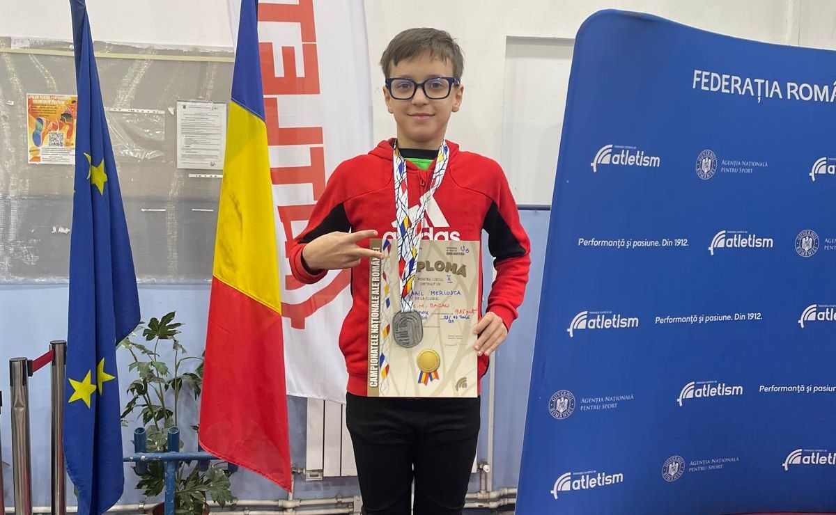 Atletism Mihail Merlusca SCM Bacau vicecampion national U13 la triatlon