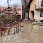 Bacau Pompierii militari au scos apa dintr o curte inundata pe strada Prelungirea Bradului