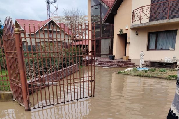 Bacau Pompierii militari au scos apa dintr o curte inundata pe strada Prelungirea Bradului