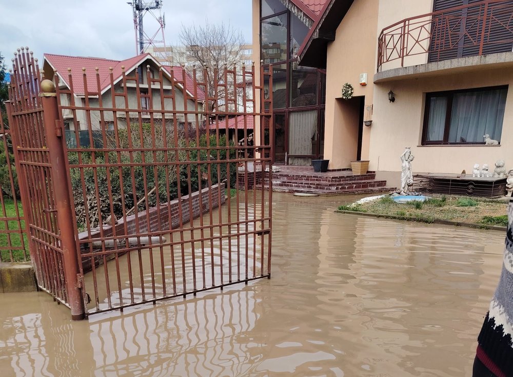 Bacau Pompierii militari au scos apa dintr o curte inundata pe strada Prelungirea Bradului