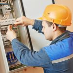 Mai multe cartiere au ramas fara curent electric din cauza unei defectiuni la un transformator