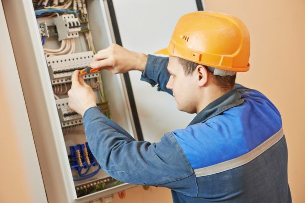 Mai multe cartiere au ramas fara curent electric din cauza unei defectiuni la un transformator