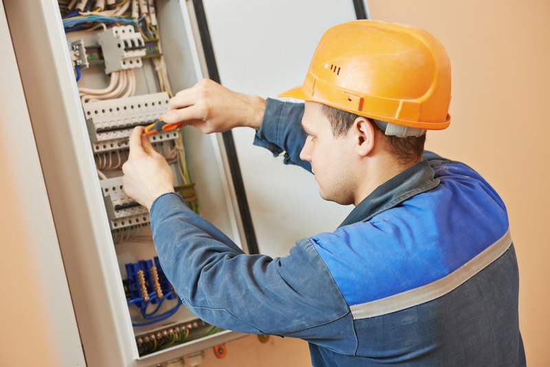 Mai multe cartiere au ramas fara curent electric din cauza unei defectiuni la un transformator