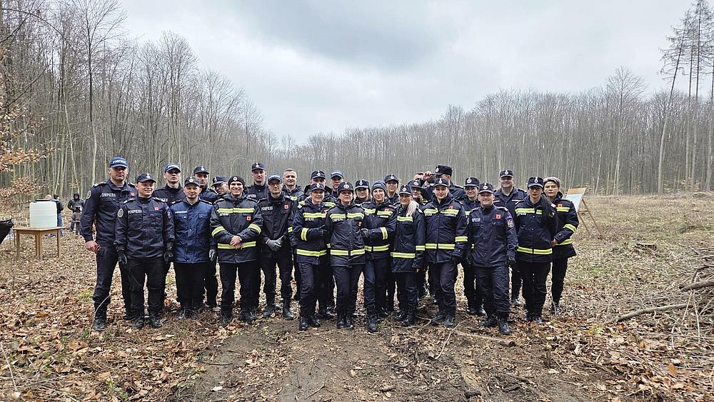 Pompierii din Bacau au participat la o actiune de plantare a copacilor in cadrul Ocolului Silvic Fantanele