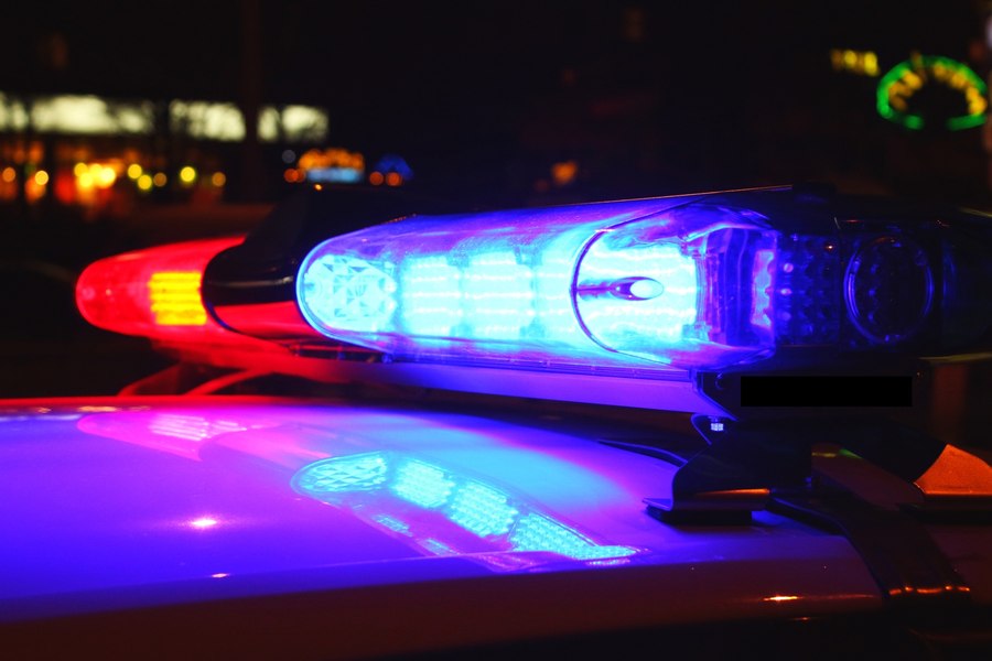 Un tanar a urcat pe acoperisul unui imobil din Moinesti si arunca cu tigle in politisti