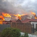 incendiu intr o locuinta din bogdanesti pompierii au intervenit cu mai multe auto salupe
