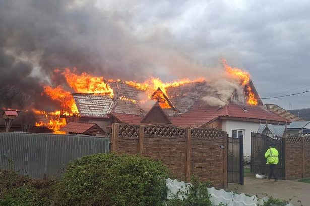 incendiu intr o locuinta din bogdanesti pompierii au intervenit cu mai multe auto salupe