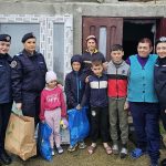 13 copii din Stanisesti au primit iepurasii de Paste de la jandarmi