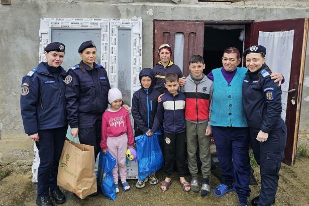13 copii din Stanisesti au primit iepurasii de Paste de la jandarmi