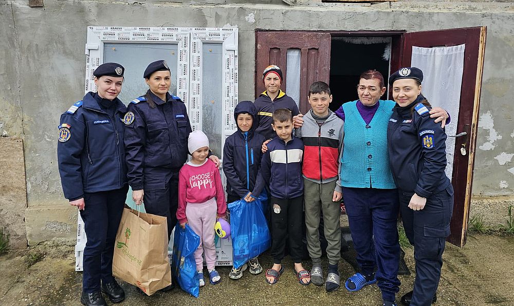 13 copii din Stanisesti au primit iepurasii de Paste de la jandarmi