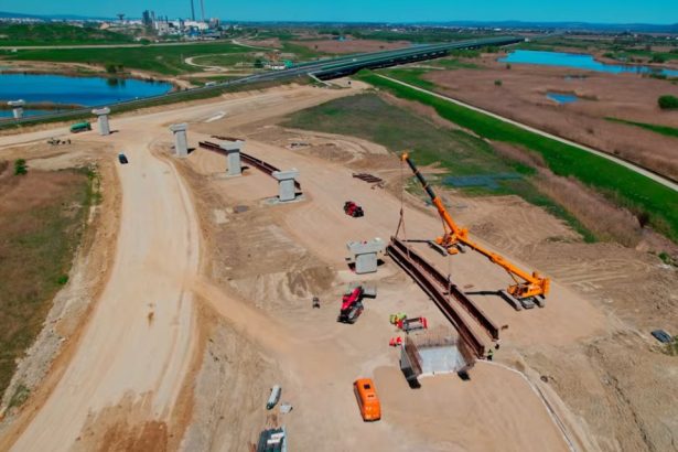 A inceput instalarea grinzilor la Nodul Rutier Bacau Sud pe Autostrada Moldovei A7