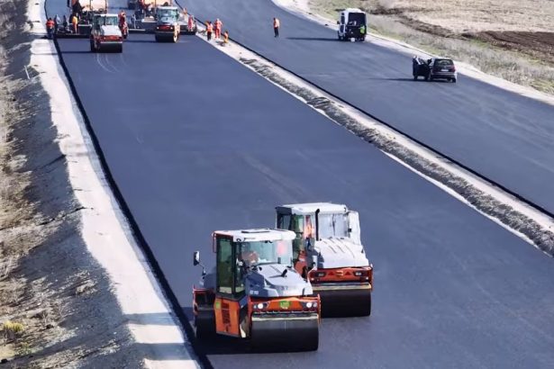 Autostrada A7 Bacau Pascani au demarat lucrarile de asfaltare la nodul rutier Sabaoani