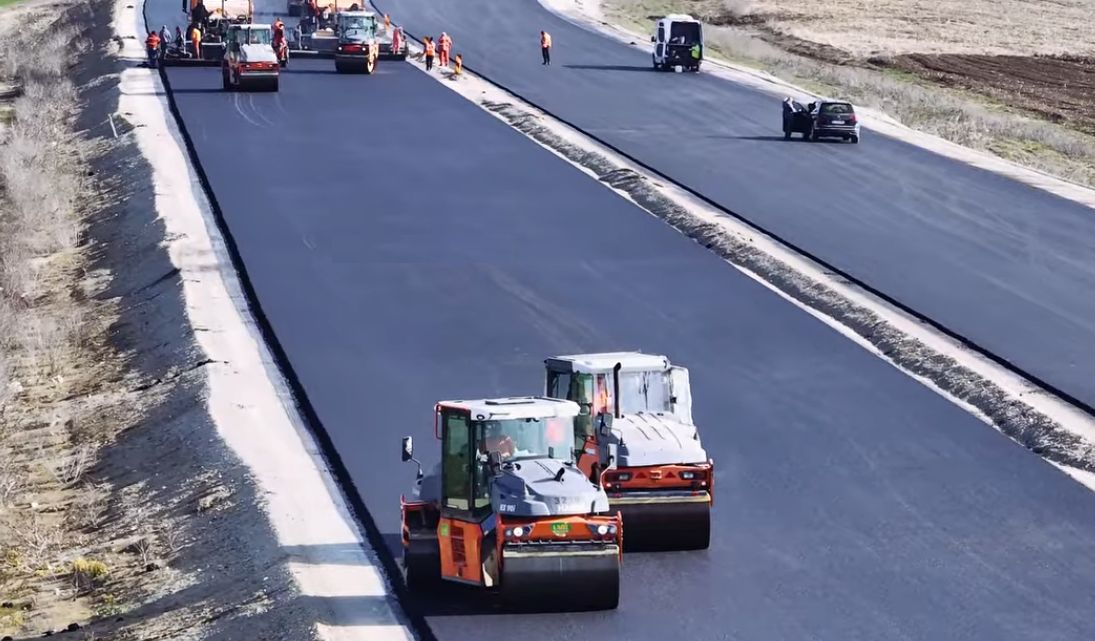 Autostrada A7 Bacau Pascani au demarat lucrarile de asfaltare la nodul rutier Sabaoani