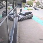 Autoturismul pierdut de sub control a intrat intr un centru comercial un motociclist a fost ranit