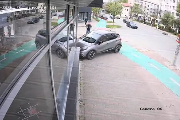 Autoturismul pierdut de sub control a intrat intr un centru comercial un motociclist a fost ranit