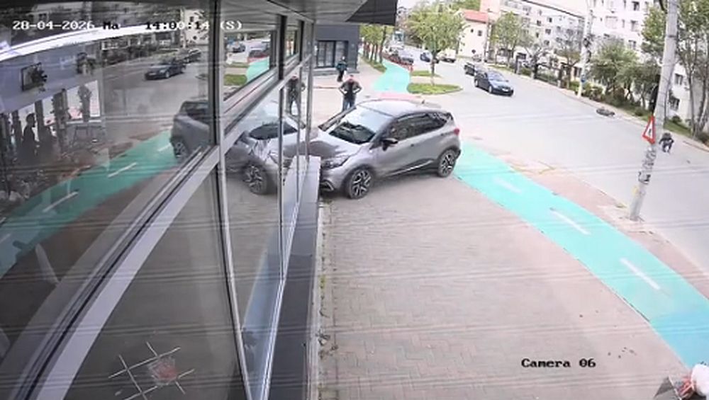 Autoturismul pierdut de sub control a intrat intr un centru comercial un motociclist a fost ranit