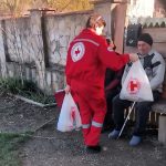 Caravana de Paste a Crucii Rosii ajunge la persoane defavorizate din Bacau