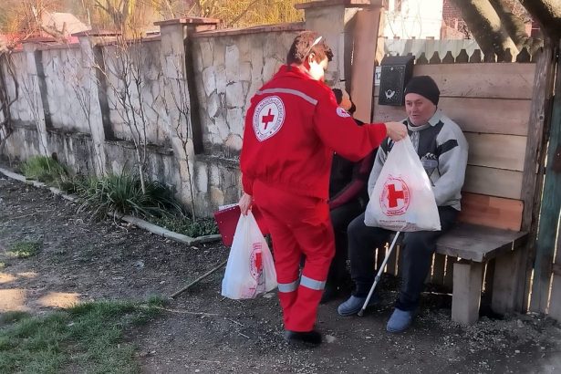 Caravana de Paste a Crucii Rosii ajunge la persoane defavorizate din Bacau