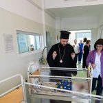 Copiii internati la Sectia de Recoverare Pediatrica a SJU Bacau au primit cadouri din partea Arhiepiscopiei Romanului si Bacului