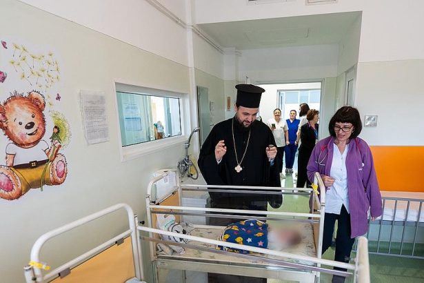 Copiii internati la Sectia de Recoverare Pediatrica a SJU Bacau au primit cadouri din partea Arhiepiscopiei Romanului si Bacului