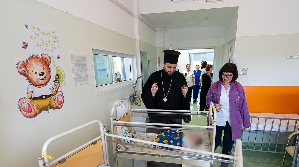 Copiii internati la Sectia de Recoverare Pediatrica a SJU Bacau au primit cadouri din partea Arhiepiscopiei Romanului si Bacului