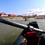 De Paste pe apa un onestean stabilit la Constanta a navigat cu caiacul pe Trotus intre Onesti si Adjud