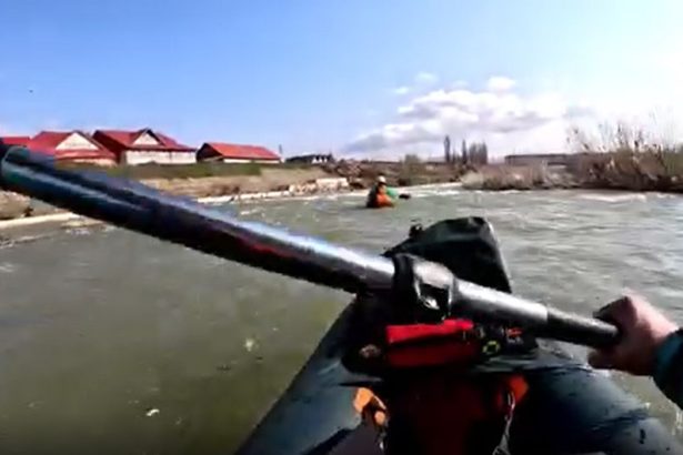 De Paste pe apa un onestean stabilit la Constanta a navigat cu caiacul pe Trotus intre Onesti si Adjud