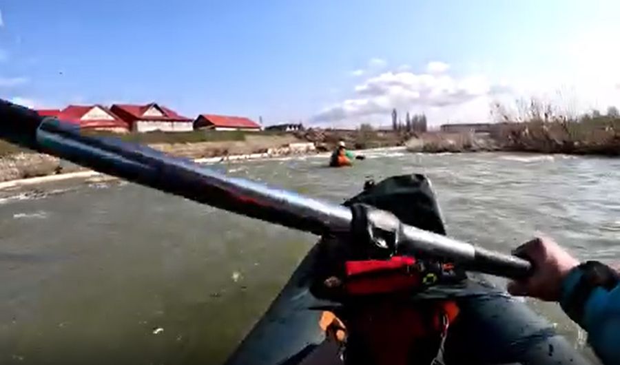 De Paste pe apa un onestean stabilit la Constanta a navigat cu caiacul pe Trotus intre Onesti si Adjud