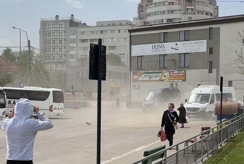 Garda de Mediu descopera ca vantul scoate praful de pe strazi si exprima regrete in legatura cu fenomenul