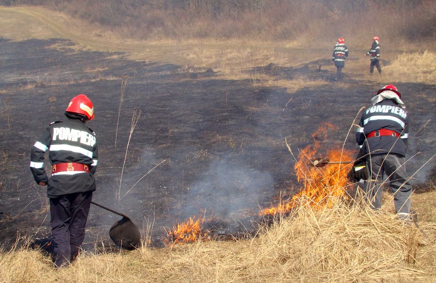 ISU Bacau avertizeaza arderea vegetatiei uscate este interzisa si poate duce la amenzi de pana la 50000 de lei