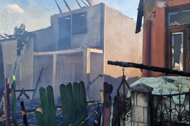 Incendiu devastator la Brusturoasa doua imobile afectate trei persoane primind ingrijiri medicale