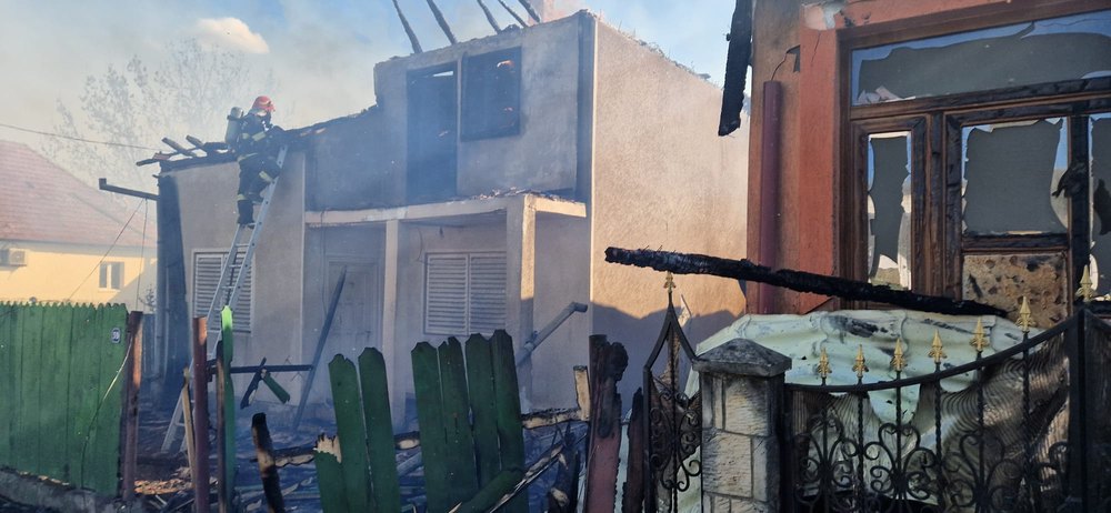Incendiu devastator la Brusturoasa doua imobile afectate trei persoane primind ingrijiri medicale