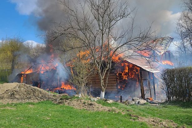 Incendiu intr o gospodarie din comuna Margineni satul Podis Aproximativ 300 mp afectati