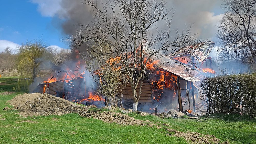 Incendiu intr o gospodarie din comuna Margineni satul Podis Aproximativ 300 mp afectati