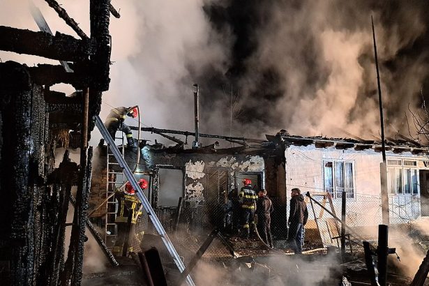 Incendiu la doua case din Asau stins de pompierii din Bacau