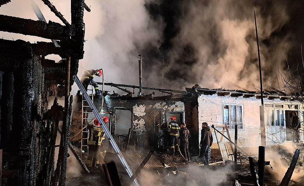 Incendiu la doua case din Asau stins de pompierii din Bacau