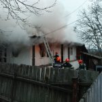 Incendiu la o casa din comuna Poduri Proprietara dusa la spital din cauza unui atac de panica