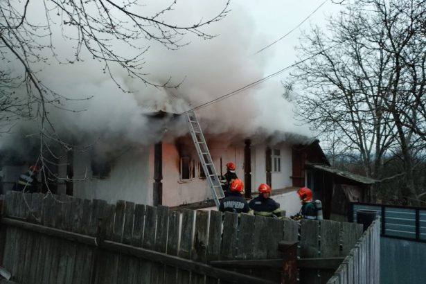 Incendiu la o casa din comuna Poduri Proprietara dusa la spital din cauza unui atac de panica
