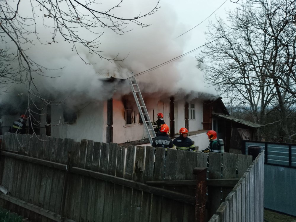 Incendiu la o casa din comuna Poduri Proprietara dusa la spital din cauza unui atac de panica