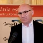 Managerul Spitalului Prof Dr Eduard Apetrei Buhusi Constantin Poiana onorat cu trofeul Romania esti TU