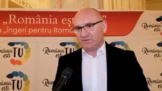 Managerul Spitalului Prof Dr Eduard Apetrei Buhusi Constantin Poiana onorat cu trofeul Romania esti TU