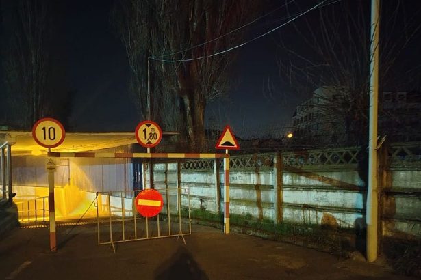 Onesti Un barbat a inceput sa inchida pasajul din apropierea garii blocand circulatia