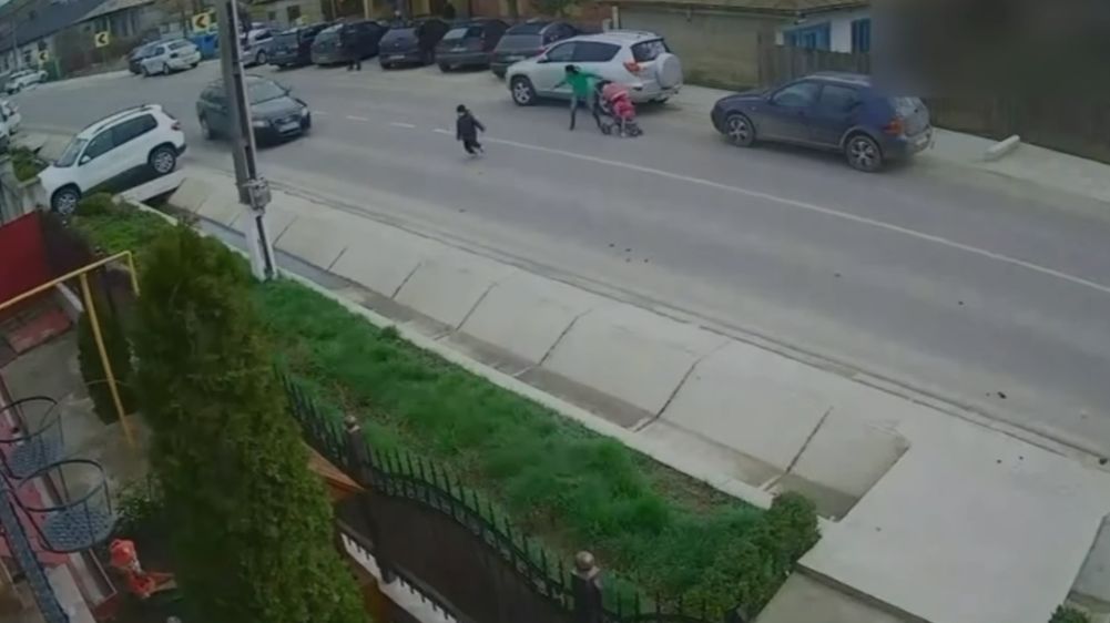 Podul Turcului Un politist si o studenta la medicina au salvat un copil de 4 ani dupa un accident de circulatie