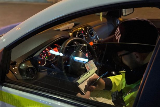 Sofer prins cu permis de conducere suspect de fals si masina fara ITP si asigurare
