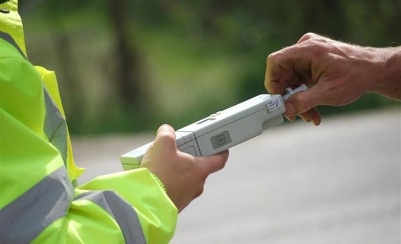 Sofer sancionat cu peste 5000 de lei conducea sub influenta alcoolului cu viteza iar doi copii erau transportati in portbagaj