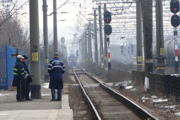 Tanar de 18 ani a murit dupa ce s ar fi aruncat in fata unui tren la Bacau