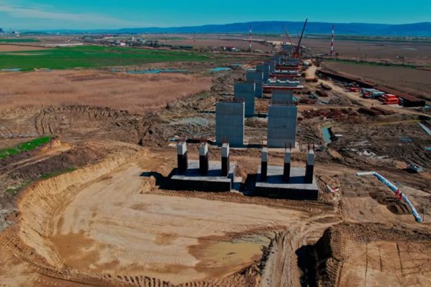 VIDEO Viaductul feroviar de la Nicolae Balcescu se contureaza pe Autostrada Moldovei A7 Cum evolueaza lucrarile dupa o luna