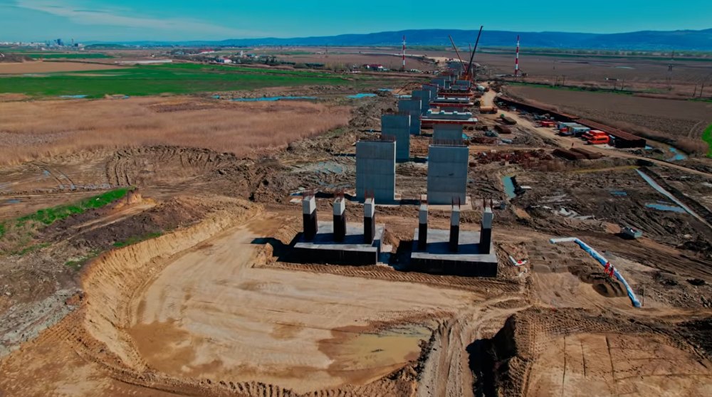 VIDEO Viaductul feroviar de la Nicolae Balcescu se contureaza pe Autostrada Moldovei A7 Cum evolueaza lucrarile dupa o luna
